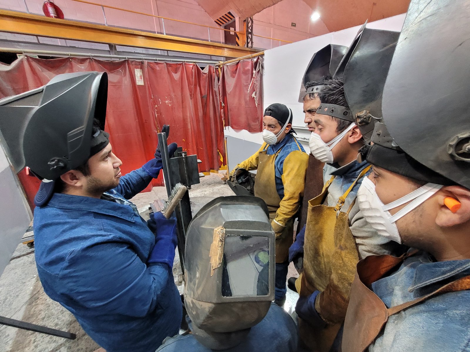 Instructor WELDCO impartiendo capacitación práctica de soldadura en taller