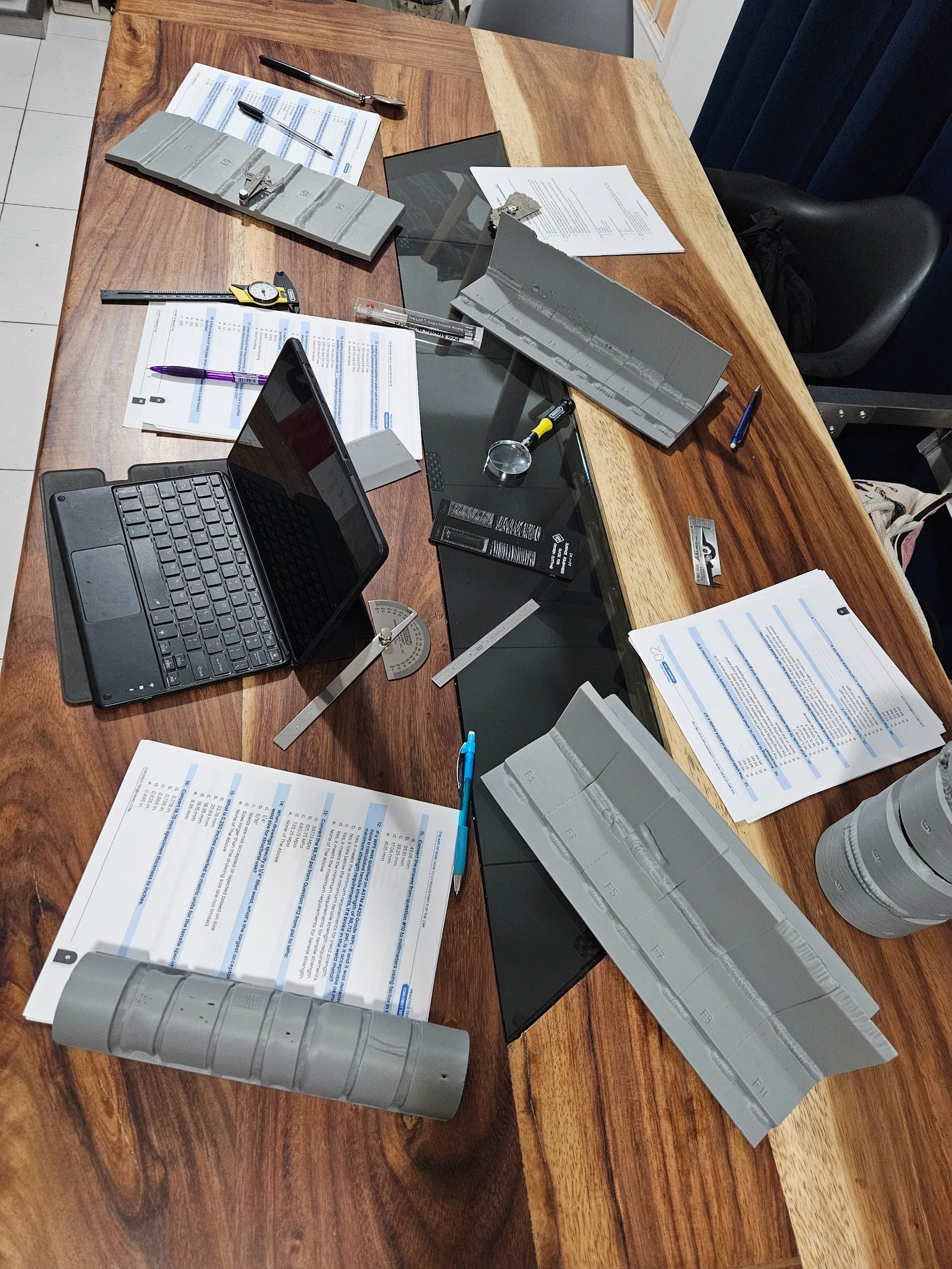 Muestras de soldadura TIG y material de capacitación industrial